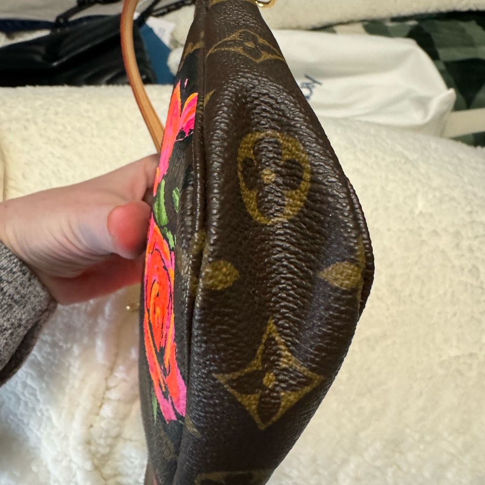Louis Vuitton RARE Roses Pochette Accessories in like new condition - Picture 6 of 11